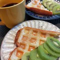 A picture of 食パンでシナモンハチミツワッフル。.