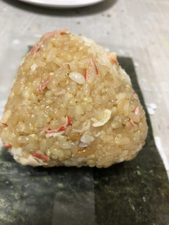 カニカマでカニ飯風炊き込みご飯おにぎり-レシピのメイン写真