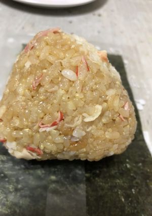 カニカマでカニ飯風炊き込みご飯おにぎり-レシピのメイン写真