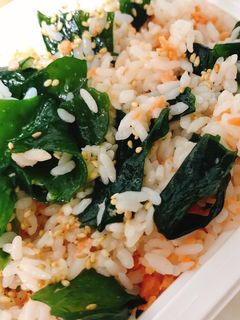 ごま油香る!わかめと鮭フレの混ぜご飯-レシピのメイン写真