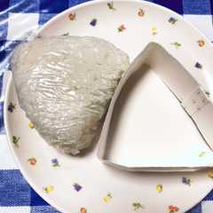 รูปของ コンビニおにぎりの型