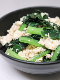 簡単♪美味♪鶏ミンチ豆腐小松菜の炒め物-レシピのメイン写真