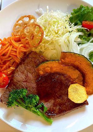 野菜素揚げをメインディッシュに盛り付ける-レシピのメイン写真