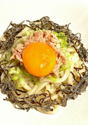 ツナ缶と塩昆布の釜玉バターうどん-レシピのメイン写真