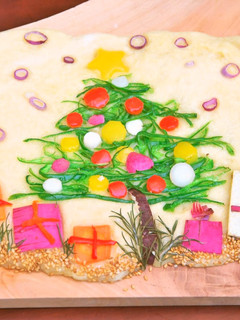 残り野菜でクリスマスのフォカッチャ-レシピのメイン写真
