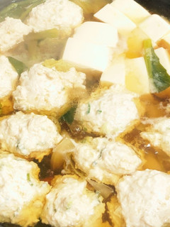 お鍋に【鶏胸肉と豆腐のヘルシーつくね】-レシピのメイン写真