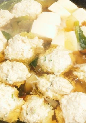 お鍋に【鶏胸肉と豆腐のヘルシーつくね】-レシピのメイン写真