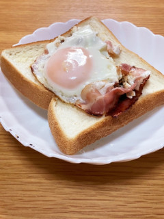 朝ごはんに!ベーコン目玉焼き 簡単!-レシピのメイン写真