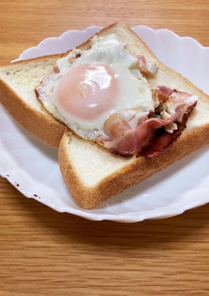 朝ごはんに！ベーコン目玉焼き　簡単！-レシピのメイン写真