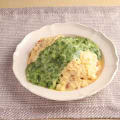 A picture of 介護食　オムライスほうれん草チーズソース.