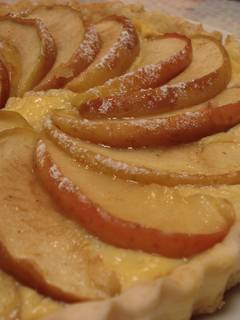 りんごのタルト🍎 . ふじりんごをふんだんに使用したタルト✨️ りんごのフレッシュ感が たまらない美味しさです☺️ タルト、カスタード、りんごの  組み合わせが最高な、 りんご好きの方にはぜひ 食べてみていただきたい オススメのケーキです🍎 . #りんご #タルト 