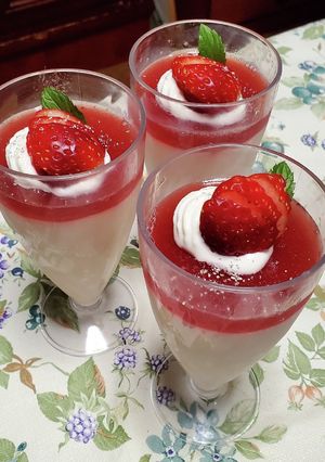 飲むヨーグルトで作るイチゴムースパフェ-レシピのメイン写真