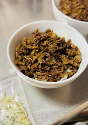 お疲れ飯。スタミナ牛丼on乾燥たまねぎ-レシピのメイン写真