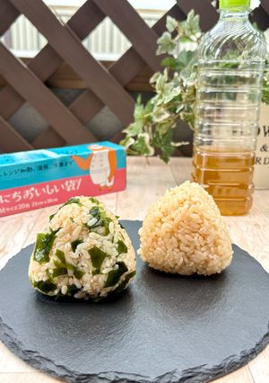 ふりふりおにぎり『茶飯・わかめ』-レシピのメイン写真