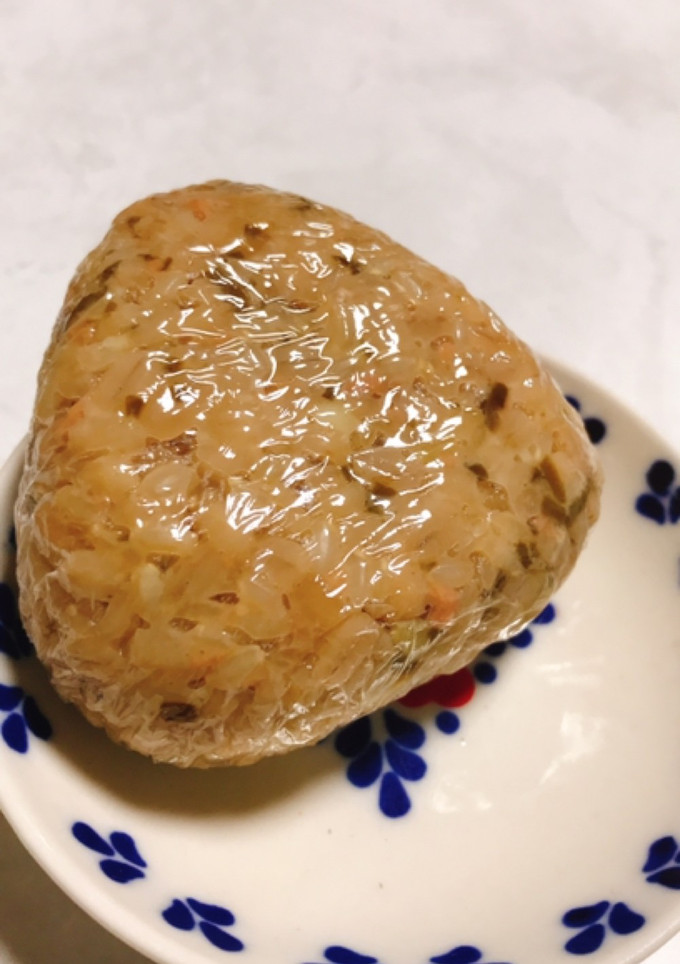 もち麦と玄米、鮭の炊き込みご飯おにぎり-レシピのメイン写真