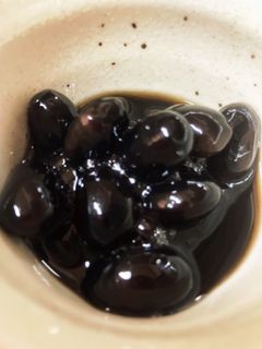 簡単な黒豆煮☆煮汁は喉の痛みや咳に効果◎-レシピのメイン写真