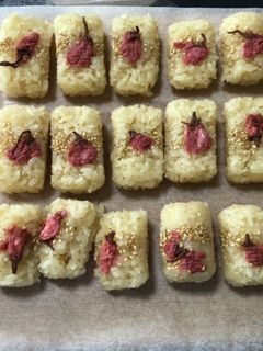 茶飯おこわで桜おにぎり-レシピのメイン写真