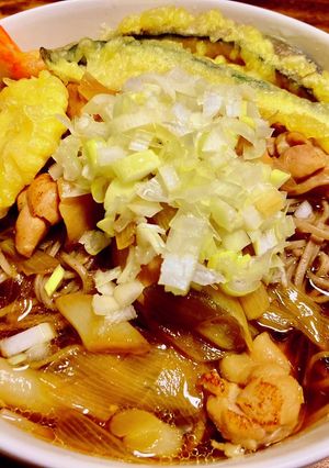 簡単おいしい！鶏もも肉の年越しかけ蕎麦-レシピのメイン写真