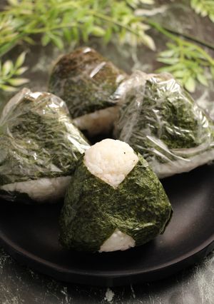簡単！塩黒胡椒むすび　銀鮭チーズ-レシピのメイン写真