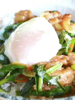 にんにく葉の豚玉丼-レシピのメイン写真