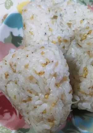 131油生姜とシラス、炒り胡麻のおにぎり-レシピのメイン写真