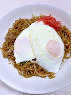 お母さんの味♪目玉焼きon焼きそば-レシピのメイン写真