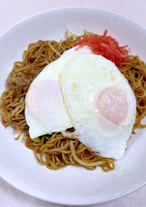 お母さんの味♪目玉焼きon焼きそば-レシピのメイン写真