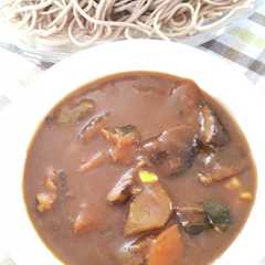 รูปของ 筑前煮入り☆リメイクカレーつけ蕎麦