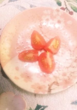 チューリップ！ミニトマトを1/4にカット-レシピのメイン写真