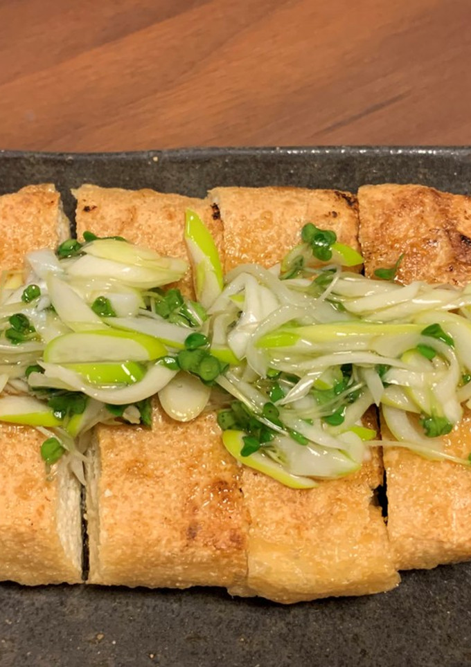 根昆布出汁でネギとスプラウトon栃尾揚-レシピのメイン写真