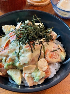 サーモンとアボカドのマヨユッケ丼-レシピのメイン写真
