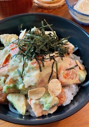 サーモンとアボカドのマヨユッケ丼-レシピのメイン写真
