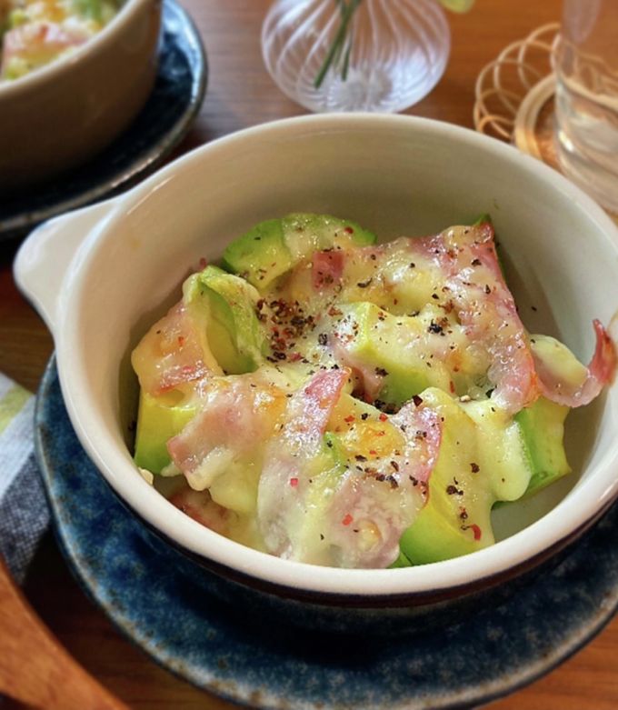 アボカドとベーコンのマヨチーズ焼き by mari* 【クックパッド】 簡単