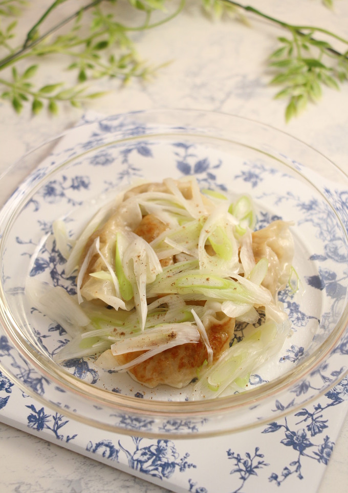レンジで簡単！餃子とネギの白だし煮-レシピのメイン写真