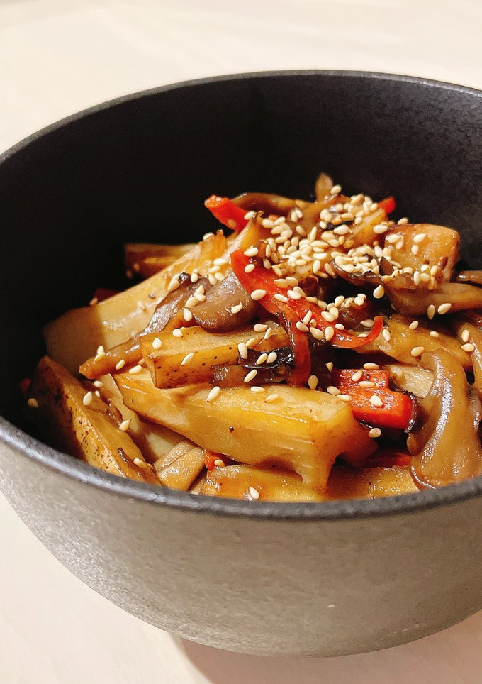 皮ごとで栄養満点！れんこんと舞茸の金平-レシピのメイン写真