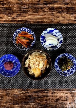 出汁香る鶏ゴボウ炊き込みごはんと漬物-レシピのメイン写真