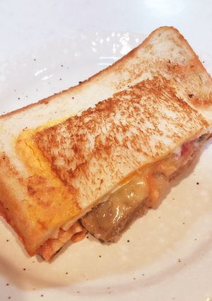 真ん中切り抜いて焼くパン-レシピのメイン写真