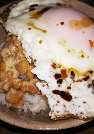 【王道】納豆目玉焼き丼-レシピのメイン写真