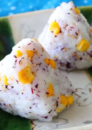 胡麻たっぷり!コーンとゆかりのおにぎり-レシピのメイン写真