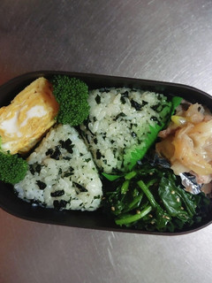 JK☆ごま油風味ワカメご飯おにぎり弁当♪-レシピのメイン写真
