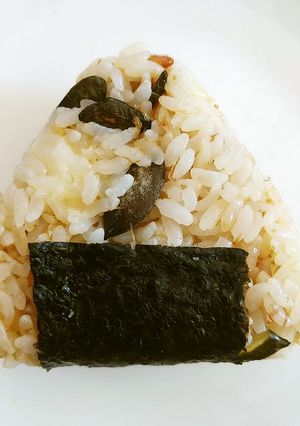 チーズおかかかぼちゃナッツおむすび-レシピのメイン写真
