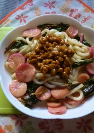 日野菜漬けオイル炒めの焼きうどん納豆載せ-レシピのメイン写真