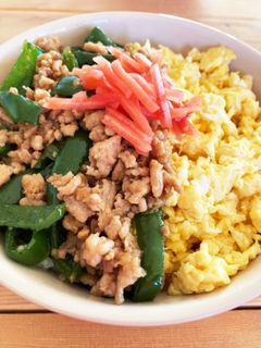 ピーマン入りで栄養もgood◎鶏そぼろ丼-レシピのメイン写真