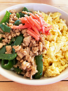 ピーマン入りで栄養もgood◎鶏そぼろ丼-レシピのメイン写真