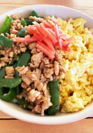 ピーマン入りで栄養もgood◎鶏そぼろ丼-レシピのメイン写真