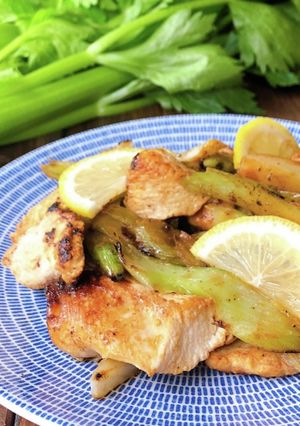 簡単♪鶏むね肉とセロリのレモン炒め-レシピのメイン写真