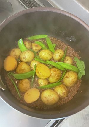 新じゃがと絹さやのそぼろ煮-レシピのメイン写真