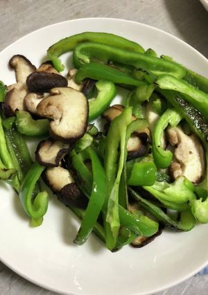 ピーマンと椎茸のごま油炒め-レシピのメイン写真