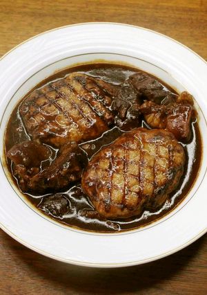 牛すじソースの煮込みハンバーグ-レシピのメイン写真