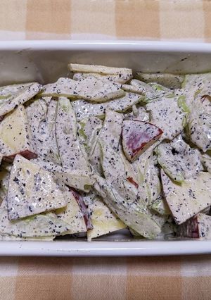 セロリとりんごの黒ごまヨーグルトサラダ-レシピのメイン写真